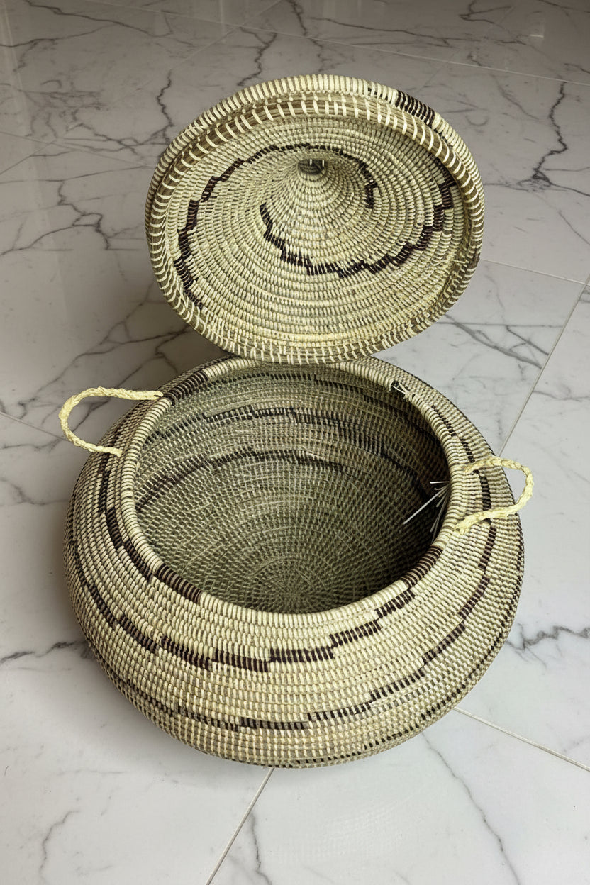 Panier CANARI_A4 Arabesque en Fibre Naturelle – Une Pièce Artisanale aux Motifs Raffinés