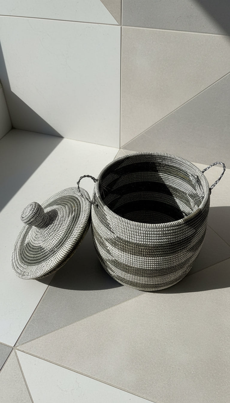 Panier en paille fait main, idéal pour le rangement
