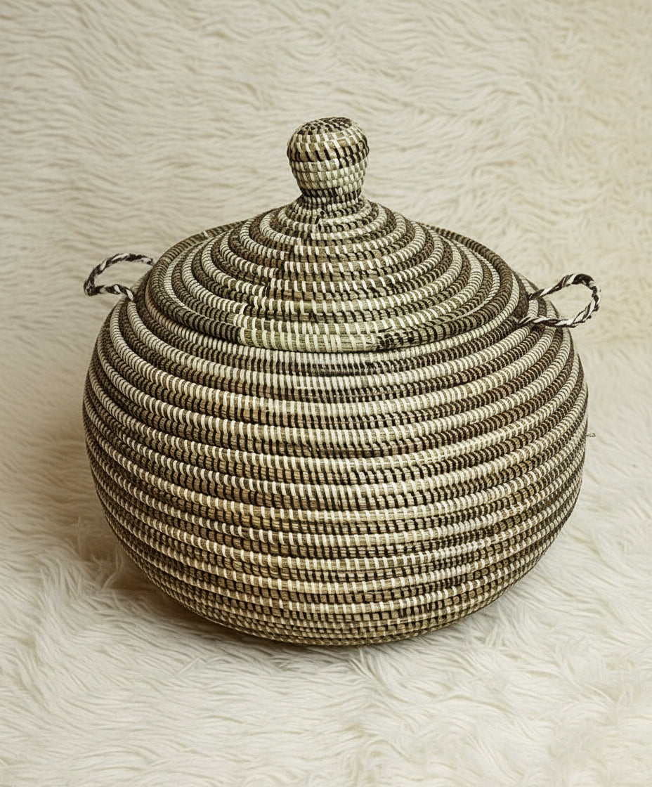 Panier CANARI_A11 Rayé en Fibre Naturelle – Une Pièce Artisanale Élégante aux Rayures Subtiles