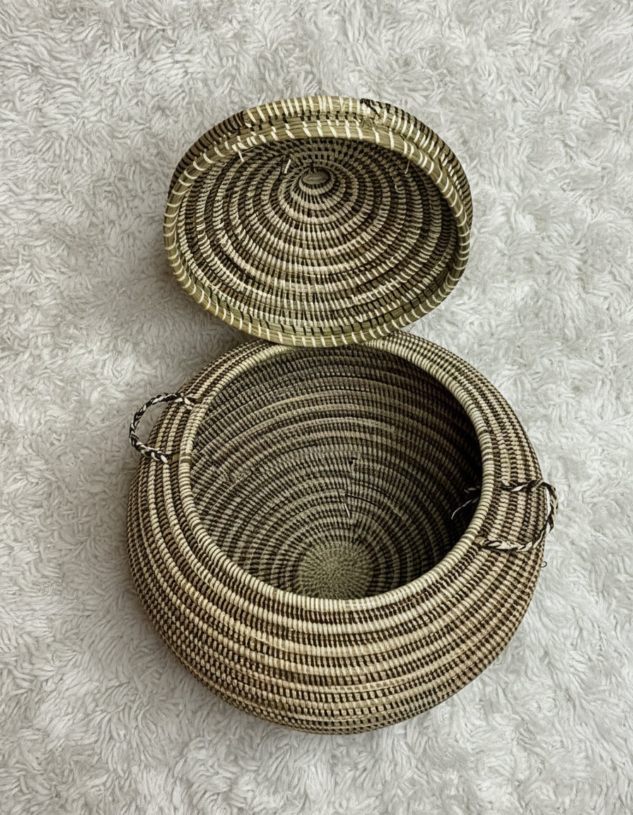 Panier CANARI_A11 Rayé en Fibre Naturelle – Une Pièce Artisanale Élégante aux Rayures Subtiles