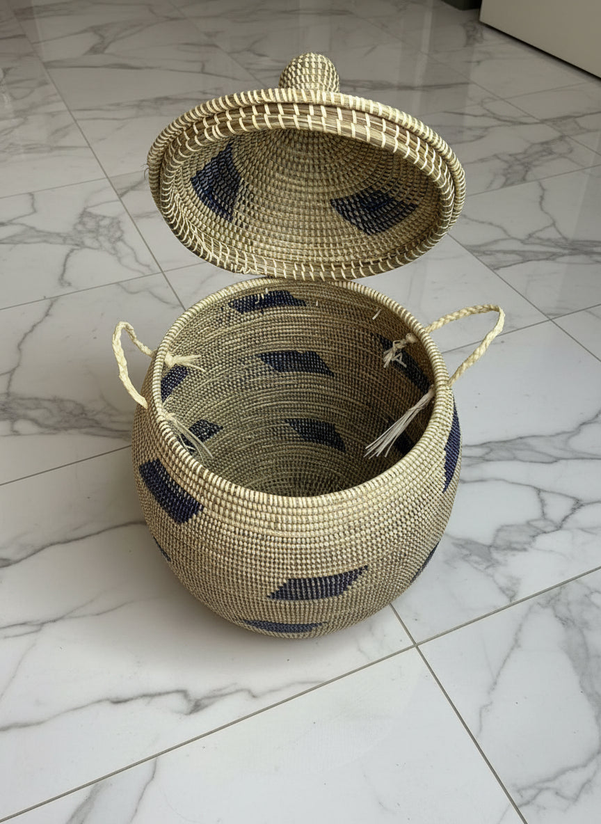 Panier MBOUL'S_A2 Décoré en Fibre Naturelle – Une Pièce Artisanale Élégamment Ornée