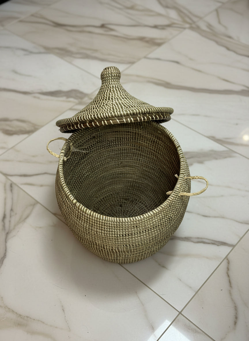 Panier en paille fait main durable et authentique venant du Sénégal