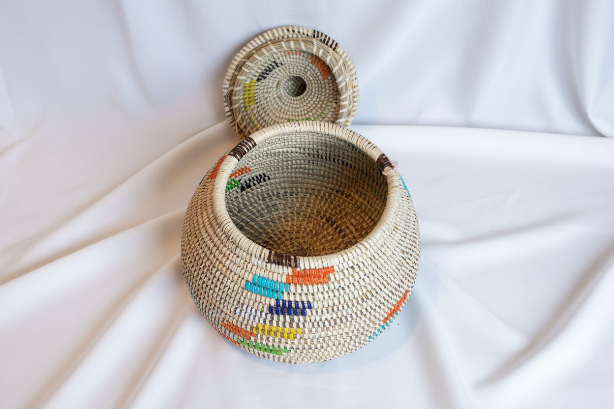 Panier en paille tissé à la main idéal pour vos petits rangements