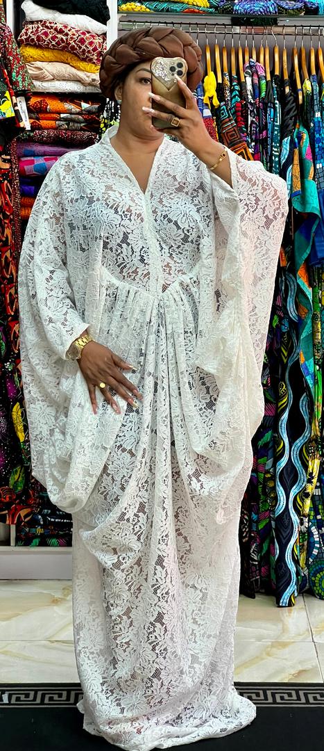 Robe tendance en dentelle très doux au porté et idéale pour vous sublimez lors de vos cérémonies