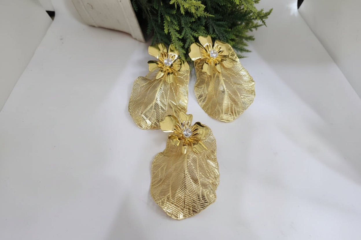 Parure de bijoux en plaqué or composée de boucles d'oreilles et un pendentif pour femme