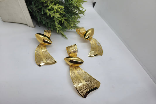 Parure de bijoux en plaqué or composée de boucles d'oreilles et un pendentif pour femme