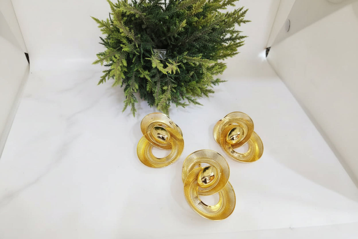 Parure de bijoux en plaqué or composée de boucles d'oreilles et un pendentif pour femme