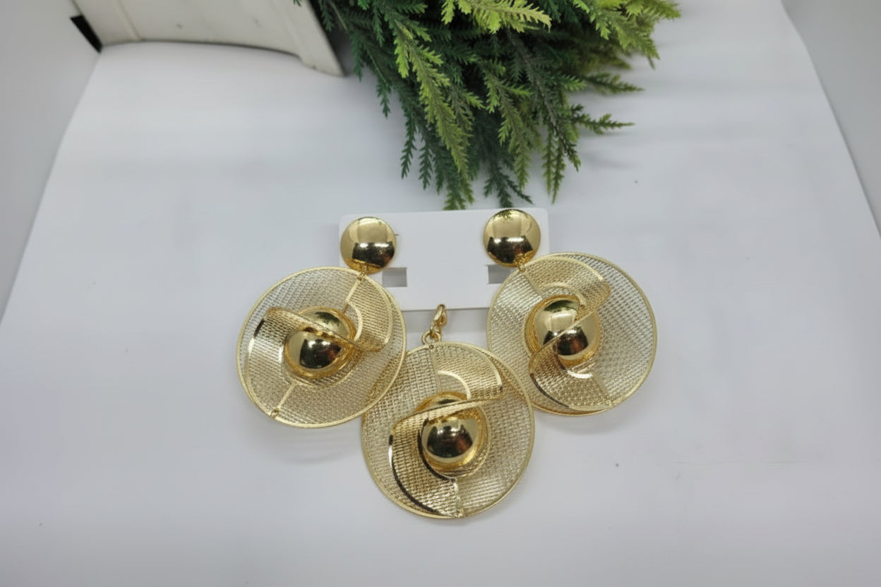 Parure de bijoux en plaqué or composée de boucles d'oreilles et un pendentif pour femme
